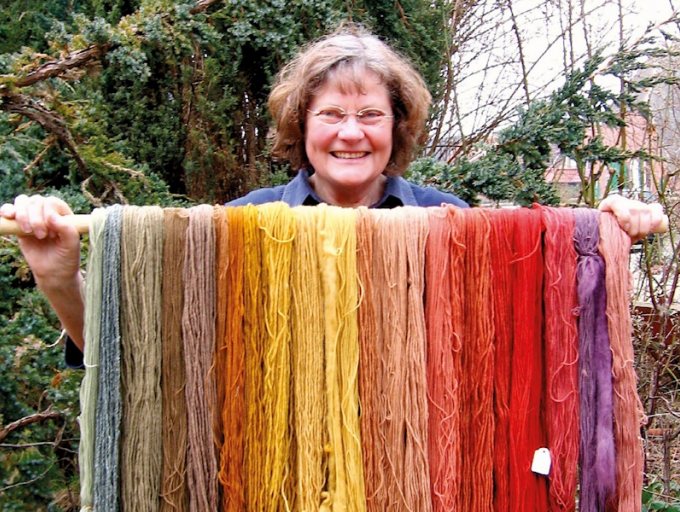 Karin Tegeler mit gefärbter Wolle
