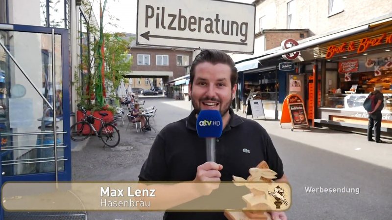 Max Lenz (Hasen-Bräu) mit dem Helfenden Hasen auf dem Augsburger Stadtmarkt