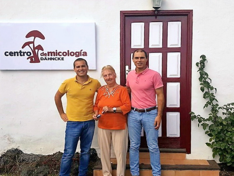Entwicklungsrat Diego Brito, die deutsche Pilzforscherin Rose Marie Dähncke und José María Pestana, Bürgermeister von Villa de Mazo (von links)