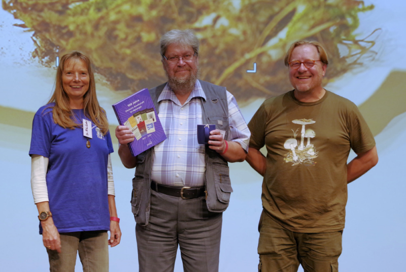 Stefan Fischer (Mitte) präsentierte die Festschrift während der Jubiläumstagung in Blaubeuren; links die Vizepräsidentin Dr. Rita Lüder und rechts der Vizepräsident Peter Karasch