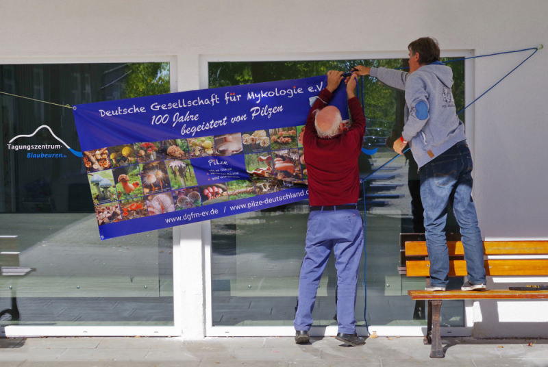 Tagungszentrum Blaubeuren Anfang Oktober 2021: Aufhang des DGfM-Banners am Eingang im Innenhof
